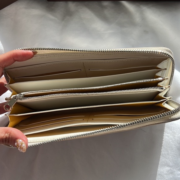 White Goyard Wallet - Picture 4 of 6